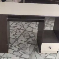 میز تحریر و کامپیوتر