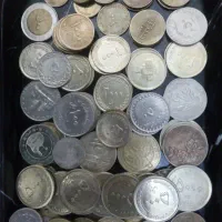تعدادی سکهای قدیمی وجدید باچند اسکناس