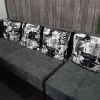 فروش مبل ۷نفره کاملا نو به همراه بالشت و میز