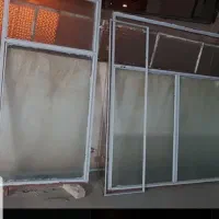 دو عدد پنجره تمیز با شیشه