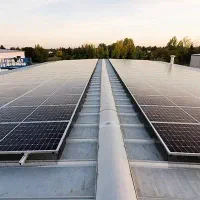 اجرای کامل نیروگاه خورشیدی روی سقف سوله و کانکس