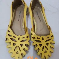 کفش ها در حد|کیف، کفش، کمربند|رباط‌کریم, رباط‌کریم|دیوار