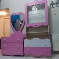 دراور و کتابخانه و مبل کوچک