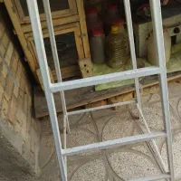 چهارپایه و کمد