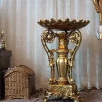 میوه خوری طلایی ایستاده