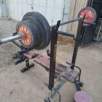 میز پرس سینه با هالتر و وزنه