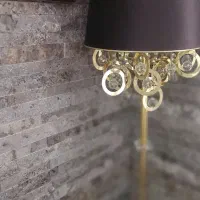 اباژور ایستاده و رو میزی