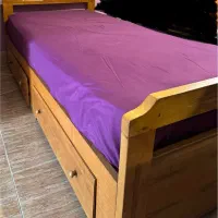 تخت یک‌نفره چوبی سالم و محکم
