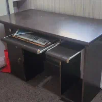 میز تحریر و کامپیوتر