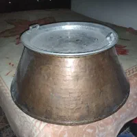 تخت ، اتو ایستاده ، ظروف مسی ، مبل ، آینه فوری