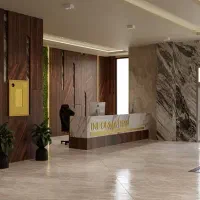 کارگر ساختمانی با ناهار و جای خواب