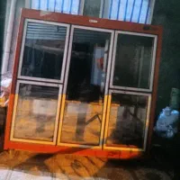 یخچال بزرگ و تمیز با کمپرسور با همه وسایلش