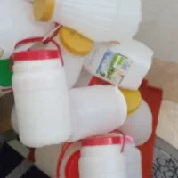 تعدادی دبه ماست کاملا استریل شده