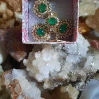 ست گوشواره و انگشتر و گردنی با سنگ سنتتیک زمرد|بدلیجات|بندر انزلی, ساحل قو|دیوار