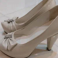 دو جفت کفش مجلسی کرم و سفید در حد نو سایز ۳۸