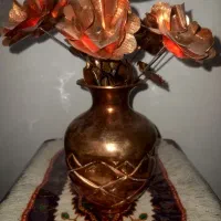 گلدان مس با ۱۰ عدد شاخه گل