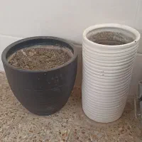 دو گلدون سایز بزرگ هستن بدون شکستگی میباشد