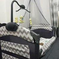 تخت کنار مادر