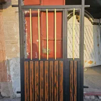 درب اتاق خواب آهنی. درب انباری آهنی و پنجره