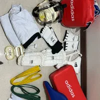 وسایل تکواندو با دقت نگاه کنید