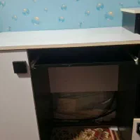 میز تحریر و کامپیوتر