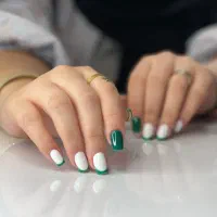 استخدام ناخن کار و مژه کار