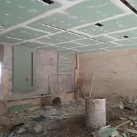 استاد کار ماهر کناف با ابزار