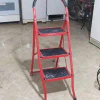 نردبان تاشو کفه و بدنه فلزی سالم و تمیز و محکم