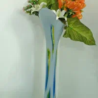 گلدون شیشه‌ای با گل