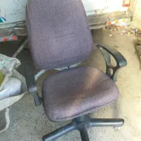 یک عدد صندلی کار کرده