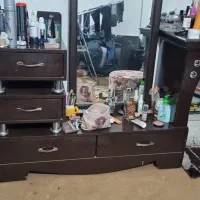 میز آرایش با آیینه و دوتا پاتختی