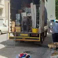 کارگر جابجای اساسیه منزل.بالا بردن کابینت
