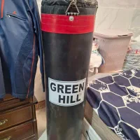 کیسه بوکس و دستکش بوکس و کلاه و زانو بند