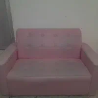 یک عدد مبل دونفره چرم صورتی مناسب سالن زیبایی