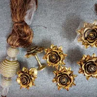 ۶ عدد گل پرده  با ۲ عدد  دستگه پرده و یک مدال