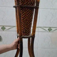 گلدان چوبی کنار سالنی
