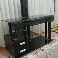 میز تلویزیون شیشه ای در حد نو