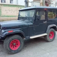 یک دستگاه خودرو جیپ بزرگ موتور