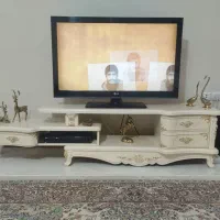 تلویزیون و میزی تلویزیون