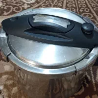 زود پز درحد نو استیل خارجی کف چدن 8 لیتری