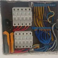 برق کاری و سیم کشی ساختمان. لوله آب فاضلاب