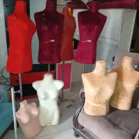 تعدادی مانکن ایستاده و نیم تنه و چندعدد ورقه ای