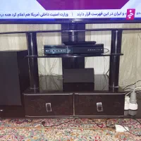 میز شیشه ای زیر تلویزیون