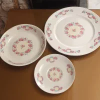 بشقاب و کتاب قدیمی