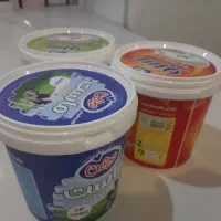 سطل و دبه ماست تمیز شسته شده