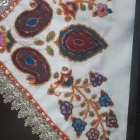 سه عدد پته داخل بوفه روی میز