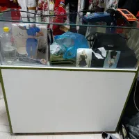 ویترین مغازه میز