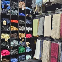 همکار خانم بوتیک شال