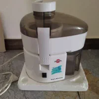 یک دستگاه آبمیوه گیری تک کاره