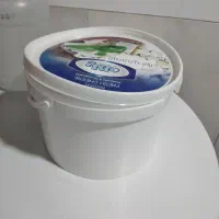 تعدادی دبه و سطل